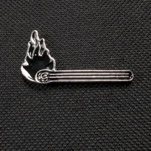 Pin cerilla negra dark punk