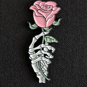 Pin Rosa flor en mano de esqueleto