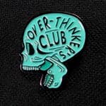 Pin calavera turquesa overthinkers club