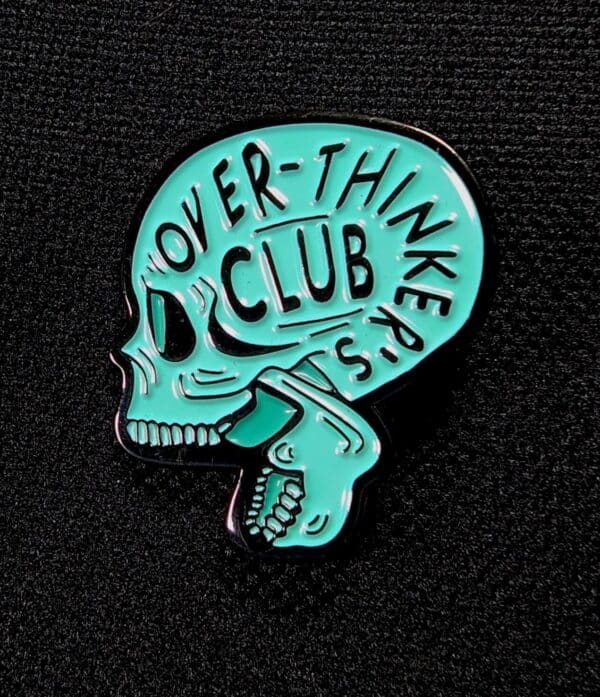 Pin calavera turquesa overthinkers club