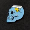Pin calavera pecera azul