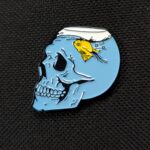 Pin calavera pecera azul