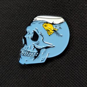 Pin calavera pecera azul