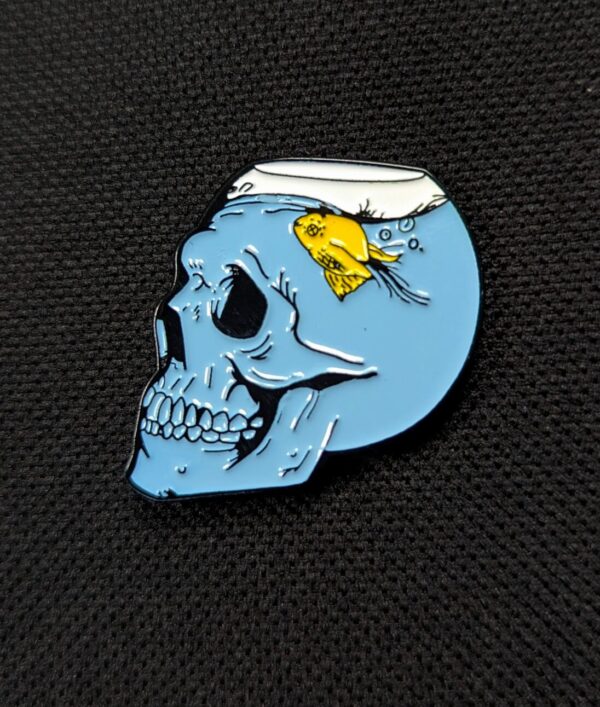 Pin calavera pecera azul