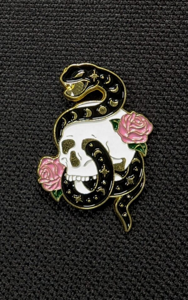 Pin calavera y serpiente tattoo dark punk