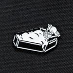 Pin esqueleto en tumba