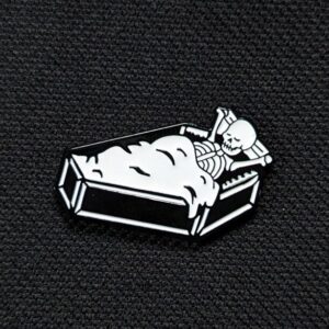 Pin esqueleto en tumba