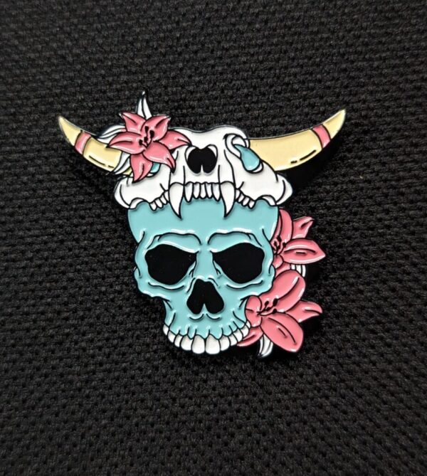 Pin calavera cuernos