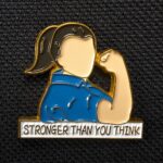 Pin Mujer - Stronger than you think - Mas fuerte de lo que piensas
