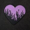 Pin corazon morado llamas