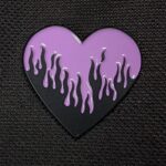 Pin corazon morado llamas