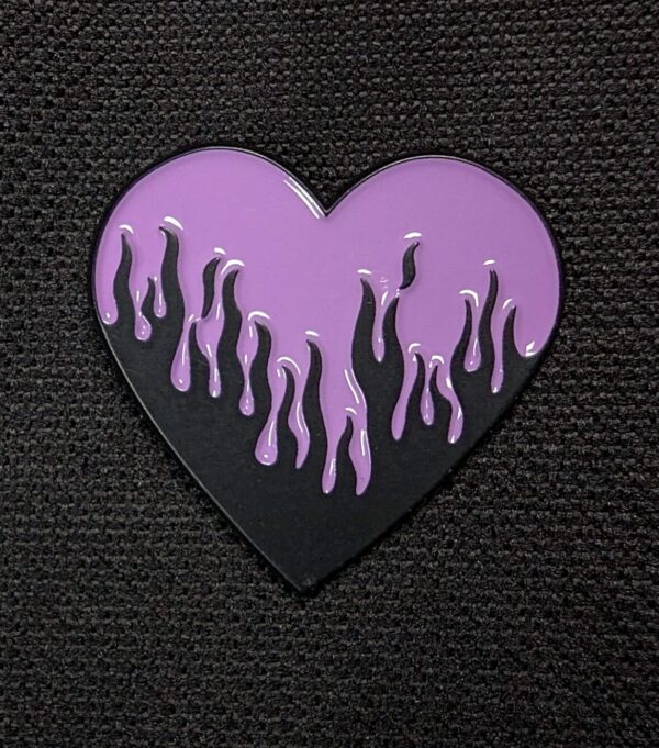 Pin corazon morado llamas