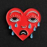 Pin corazon rojo llorando