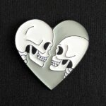 Pin corazon calaveras