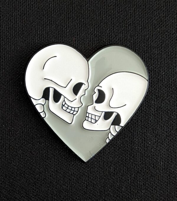 Pin corazon calaveras
