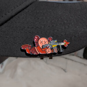 Clip para gorra Kaws Guerrero Rojo