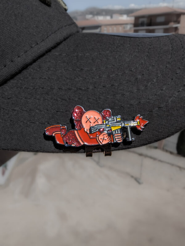Clip para gorra Kaws Guerrero Rojo