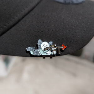 Clip para gorra Kaws Guerrero Blanco