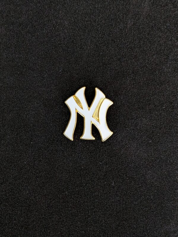 Pin para gorra New York Yankees dorado y blanco