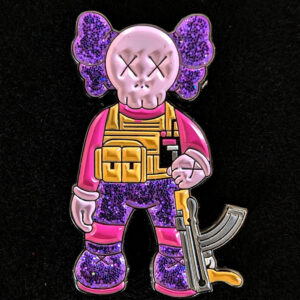 Pin KAWS Guerrero Morado