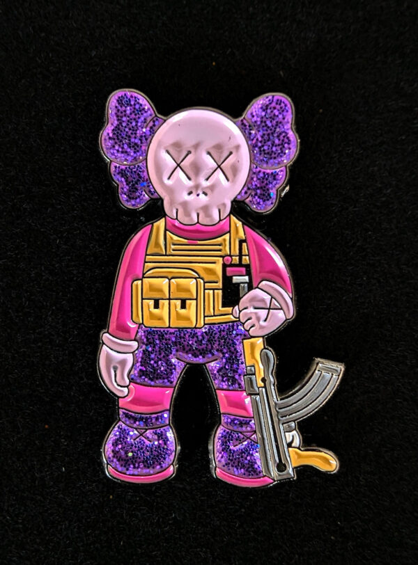 Pin KAWS Guerrero Morado