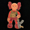 Pin KAWS Guerrero rojo