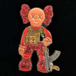 Pin KAWS Guerrero rojo