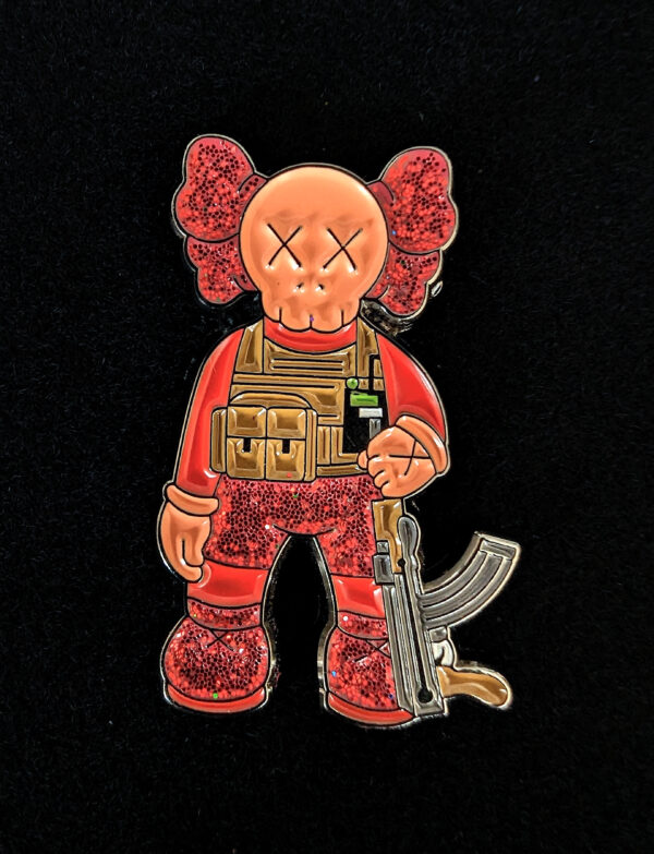 Pin KAWS Guerrero rojo