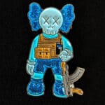 Pin KAWS Guerrero Azul
