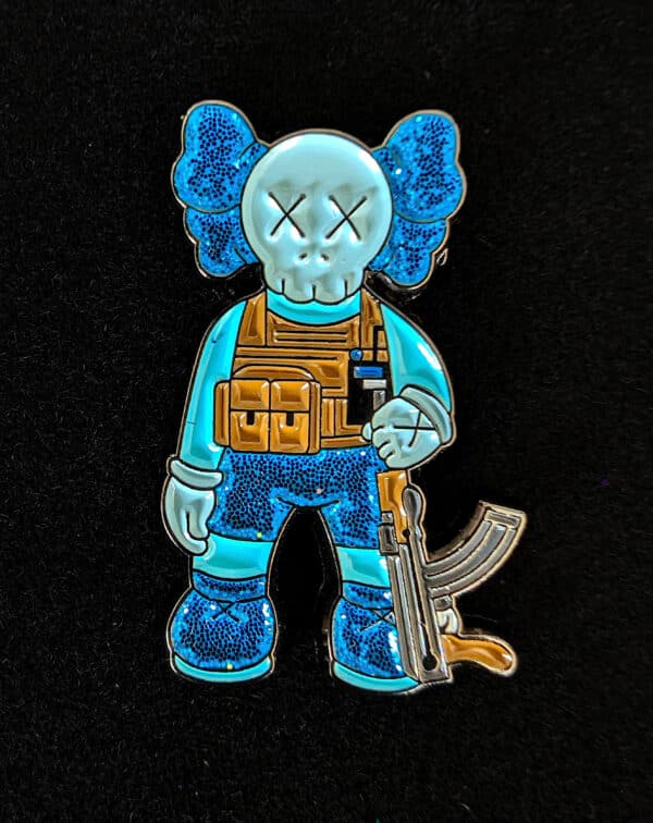 Pin KAWS Guerrero Azul