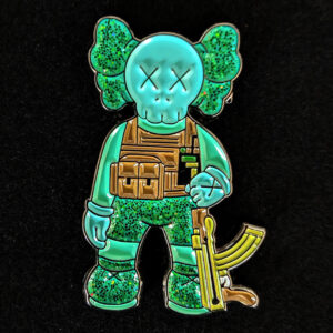 pin para gorra new era kaws guerrero verde