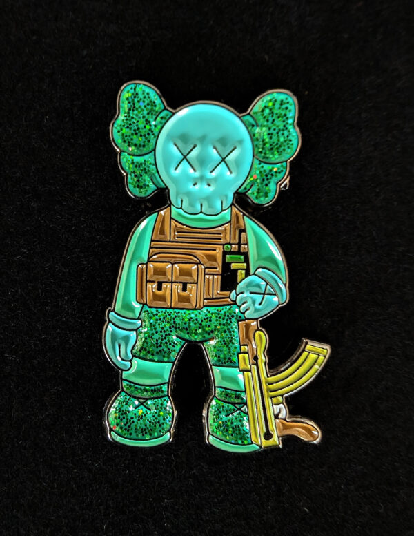 pin para gorra new era kaws guerrero verde