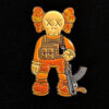 Pin KAWS Guerrero Naranja