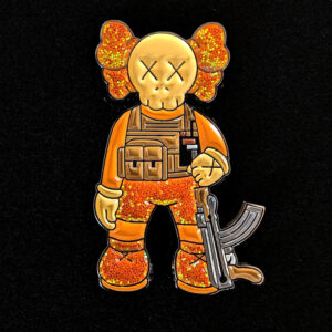 Pin KAWS Guerrero Naranja