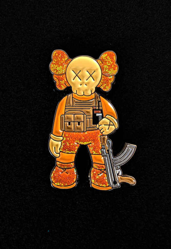 Pin KAWS Guerrero Naranja