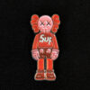 Pin Kaws Supreme Rojo