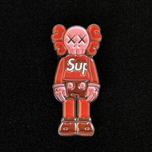Pin Kaws Supreme Rojo