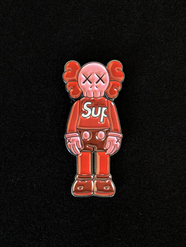 Pin Kaws Supreme Rojo