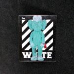 Pin Kaws off white turquesa