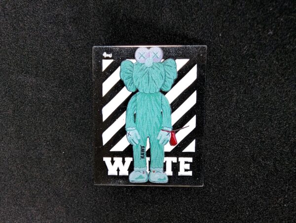 Pin Kaws off white turquesa
