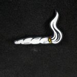 Pin para gorra "Cigarro" brillante