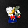 Pin para gorra newera pato donald dinero