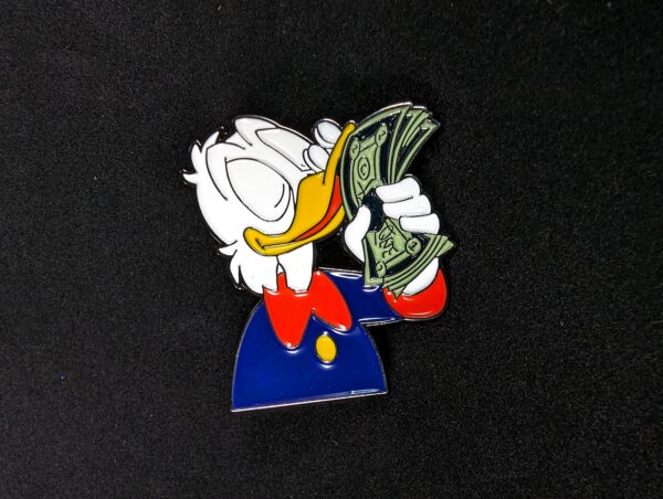 Pin para gorra newera pato donald dinero