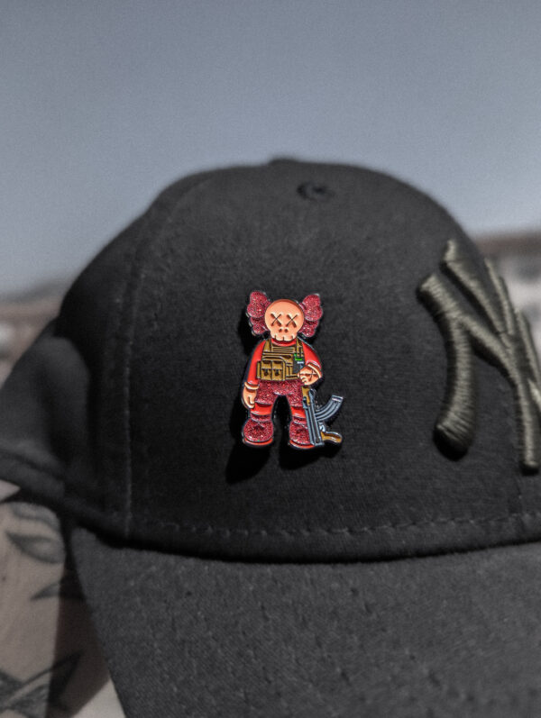 Pin KAWS Guerrero rojo