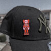 Pin gorra Kaws Supreme Rojo
