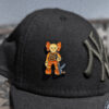 Pin KAWS Guerrero Naranja