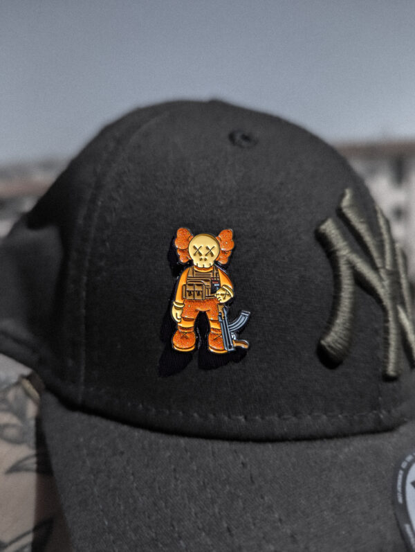 Pin KAWS Guerrero Naranja