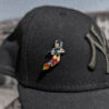 Pin kaws volador