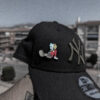 Pin gorra Kaws Mitad