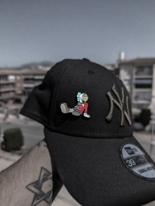 Pin gorra Kaws Mitad
